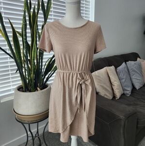 GILLI Taupe Short Sleeve Dress. Size small. New.
